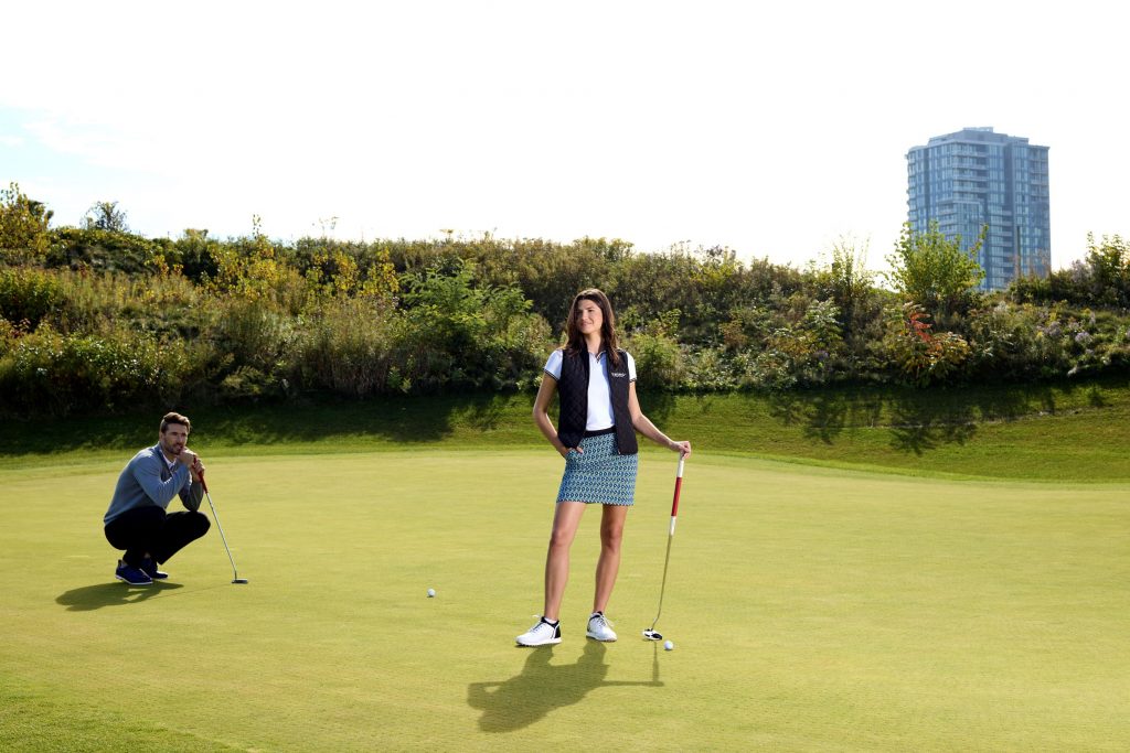 Wanita Swing Control mengenakan pakaian golf di lapangan